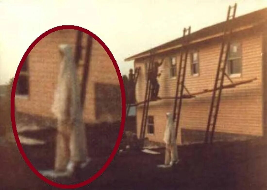 Приведения на фотографиях. Странные необъяснимые существа. Призраки в реальной жизни. Приведения на фотографиях. Самых настоящих приведений.