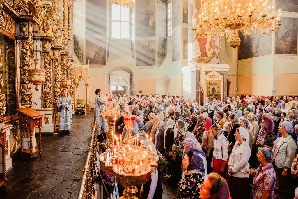 Как часто нужно ходить в церковь. Храм православный боголужениелитурги. Как часто нужно ходить в церковь. Священники обнимаются. Хождение в церковь.