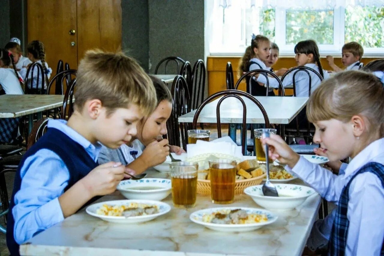 Столовая школа ученики. Горячее питание в школе. Школьная столовая. Столовая в школе. Обед школьника.