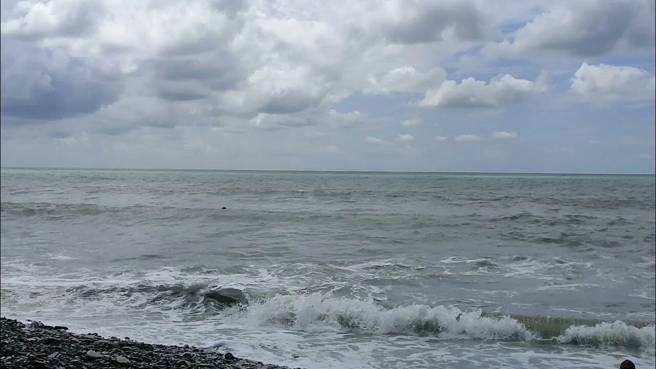 Море в краснодарском крае сегодня. Краснодарское море. шторм на пляже. шторм в бухте фото.