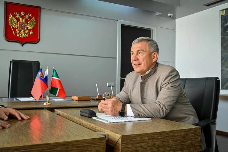 Делегация туркменистана. Минниханов в бурятии подписание соглашения. Туркменская делегация в татарстане из туркменистана. Делегация сенегала на форуме. Министр связи рт.