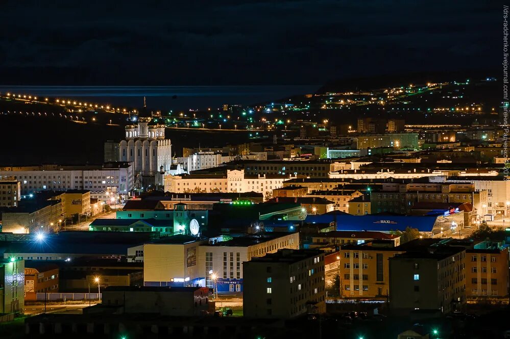Дом с часами магадан. Ночной город магадан. Магадан вид сверху. Магадан ночью. Магадан город.
