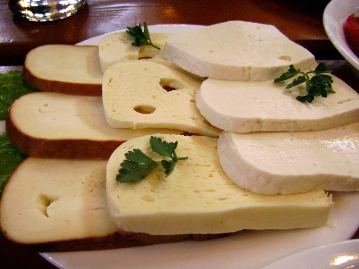 Абхазский сыр. Абхазский сулугуни. Абхазский сыр сулугуни. Сыр сулугуни Абхазия. Сулугуни в Абхазии.
