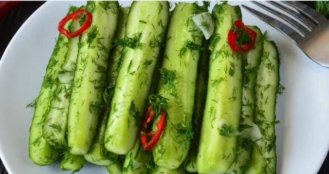 Засолка огурцов в пакете с укропом и чесноком быстрого приготовления. Малосольные огурцы в пакете с чесноком и укропом. Огурцы в мешочках. Салат из из укропа с чесноком. Малосольные огурцы в пакете с чесноком и укропом.