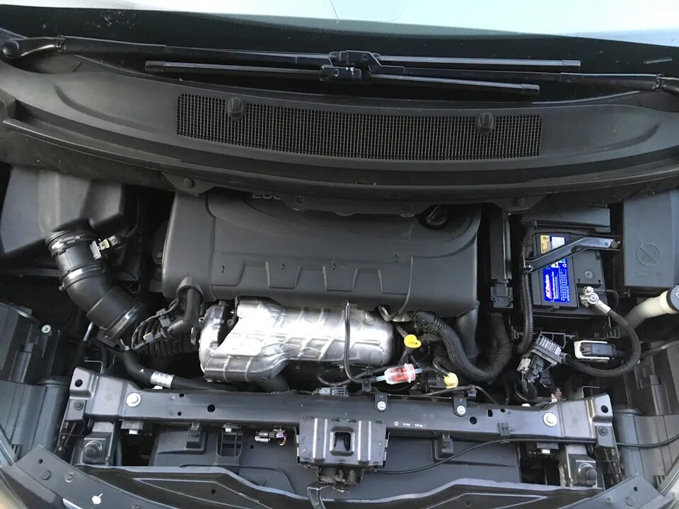 Аккумулятор Opel Zafira дизель. Opel Zafira Tourer 1.8 2013 аккумулятор. Опель Зафира подкапотное пространство. Подкапотка Zafira Tourer.