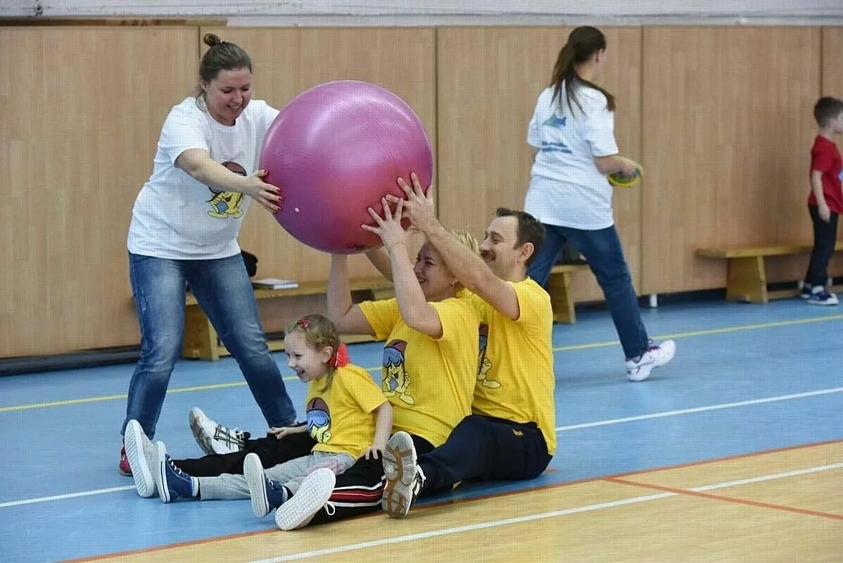 Семейные спортивные соревнования. Спортивная эстафета семейная. Мама папа я спортивная семья. Соревнования спортивных семей. Эстафеты папа мама я спортивная семья.