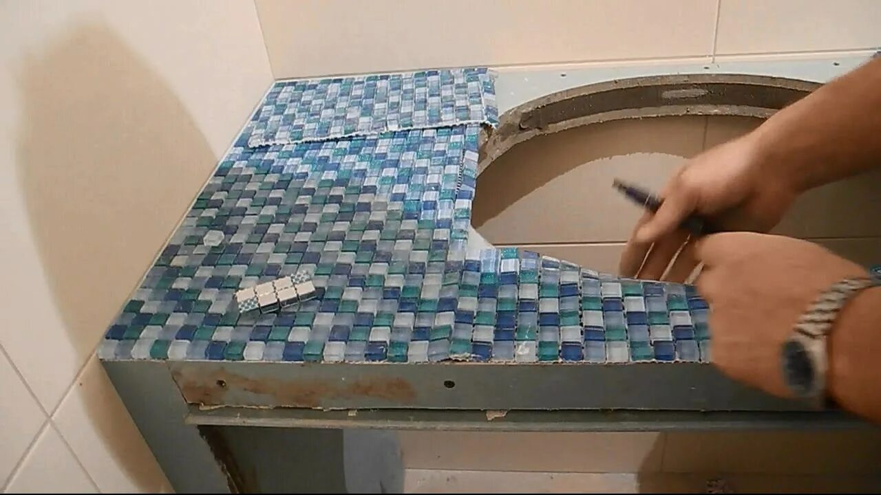 Сделать плитку своими руками ванной. Столешница из плитки мозаики. Столешница из мозаичной плитки. Столешница в ванную из мозаики. Столешница из мозаики в ванной.
