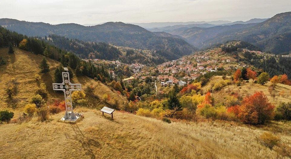 Родопы. Родопы Болгария. Родопы деревня в горах Болгарии. Родопы (горы). Родопы Болгария закат.