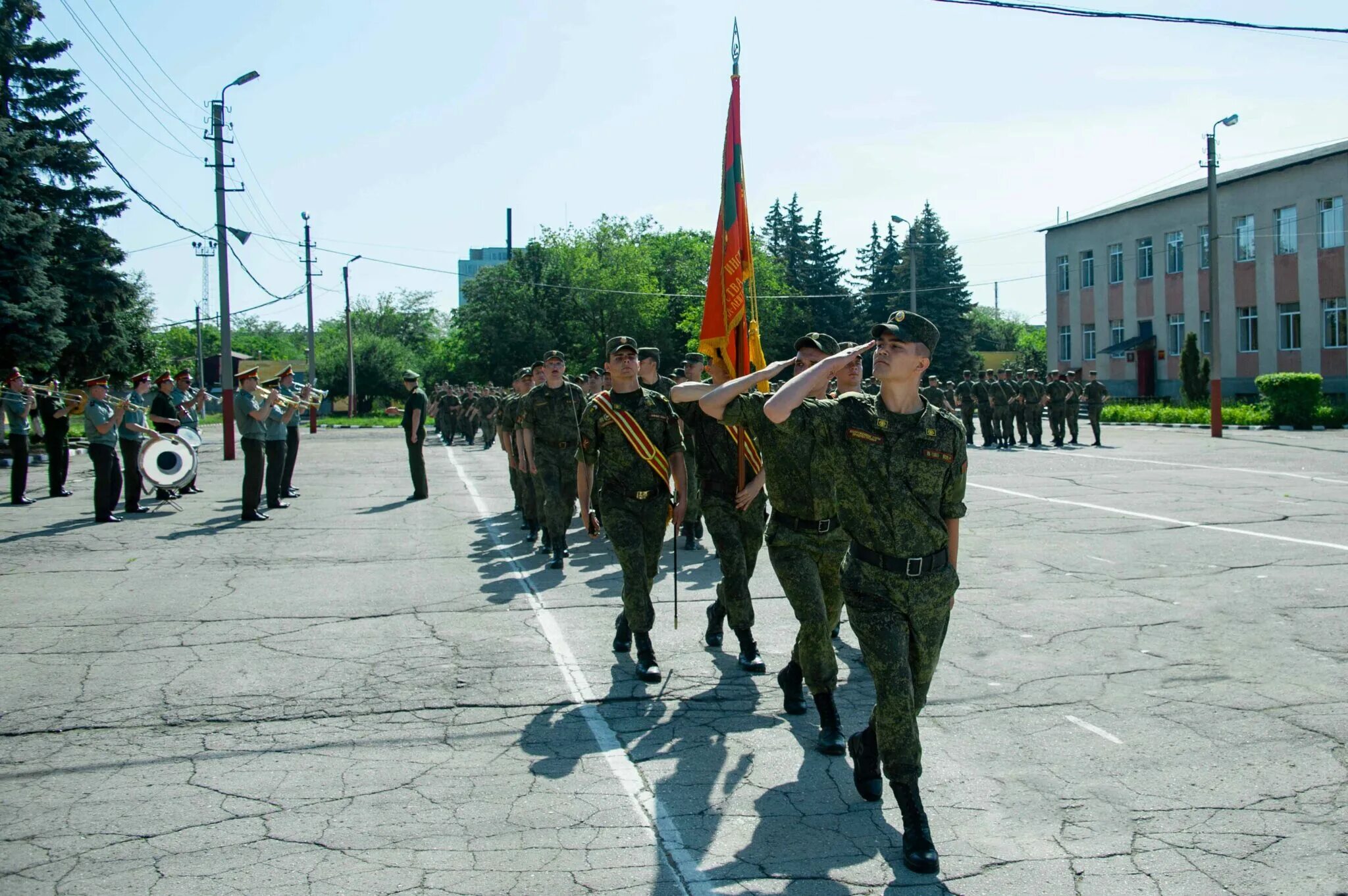 На плацу слушать. Знамя военный институт Министерства обороны ПМР. Военный плац. Солдаты на плацу. Плац в армии.