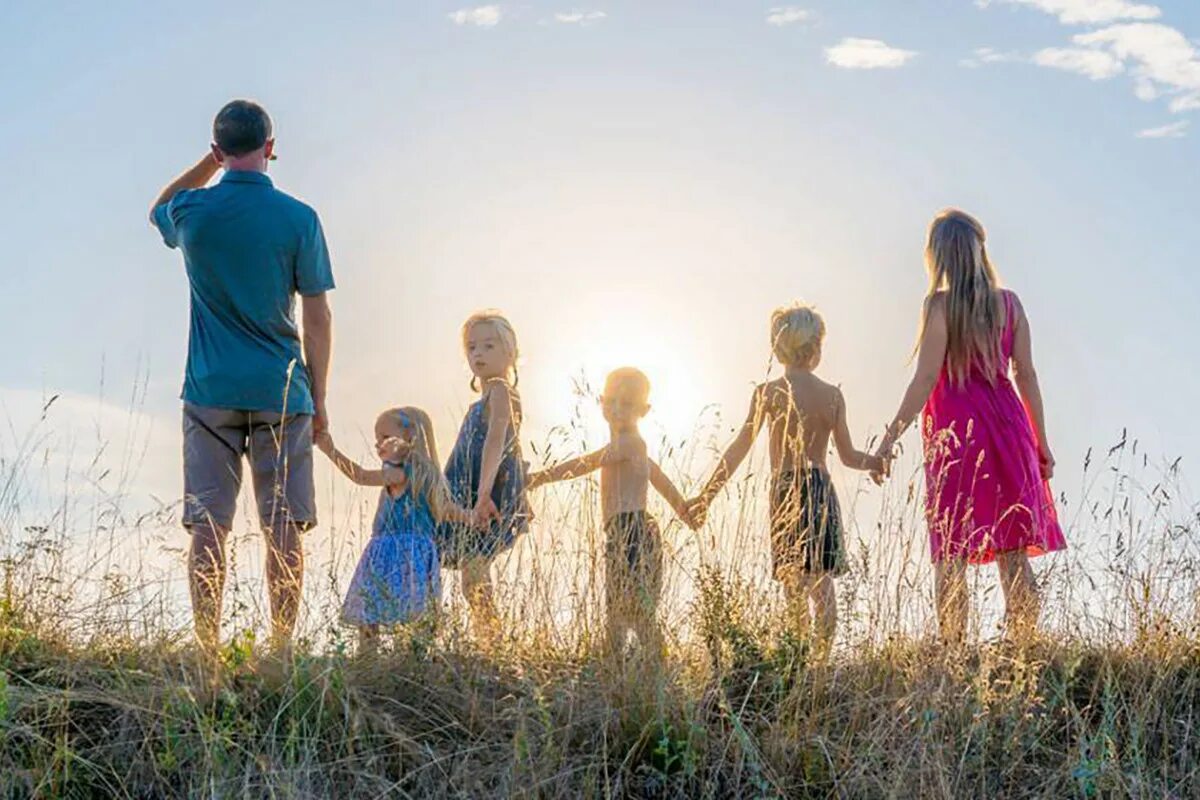 Фотография семьи. Многодетная семья. Антон кудрявцев отец шестерых детей. Многодетная семья. Многодетных осуждают.