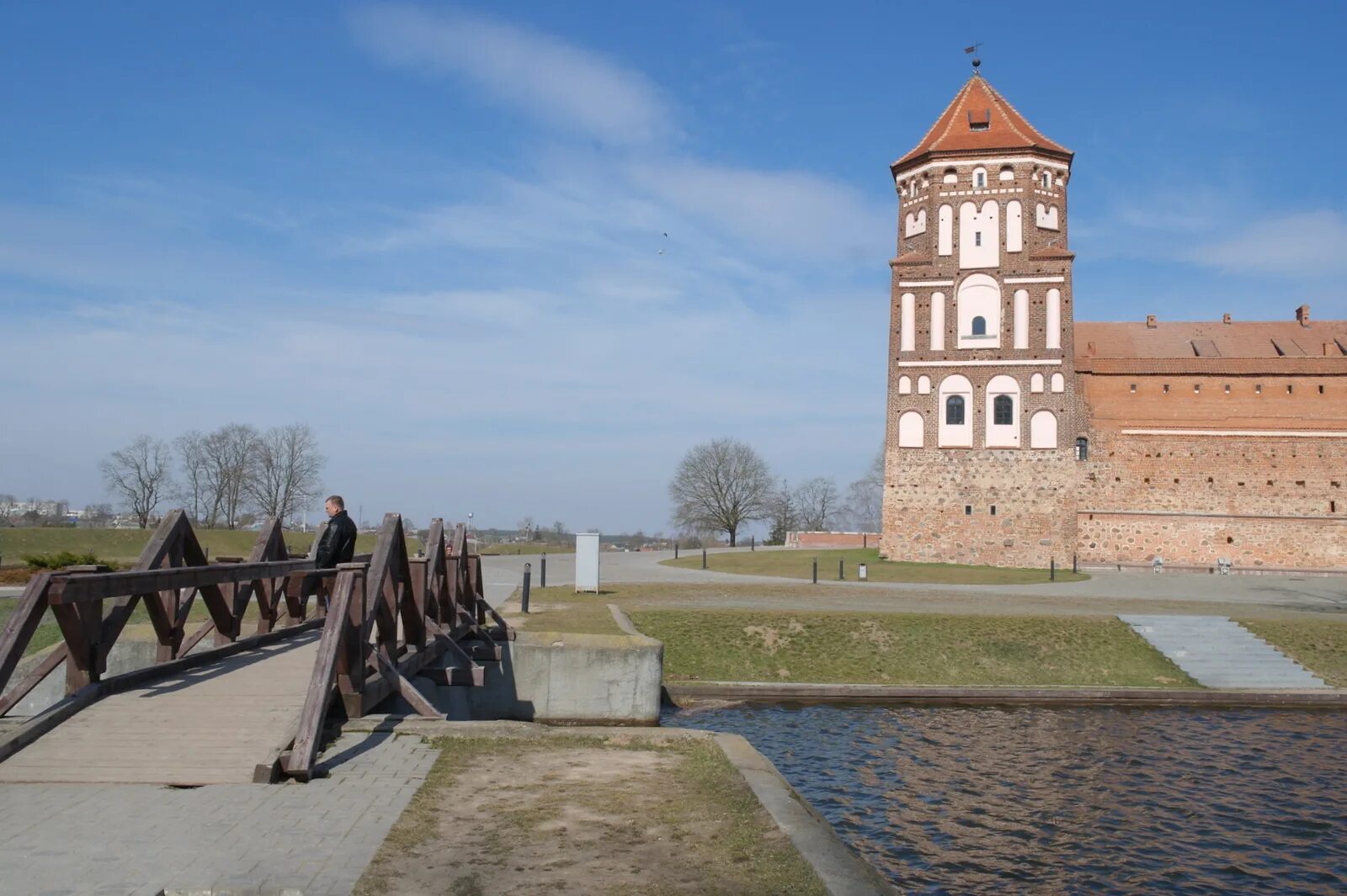 Минск Мирский замок. Мирский замок парк. Мирский замок весной. Мирский замок от Гродно.