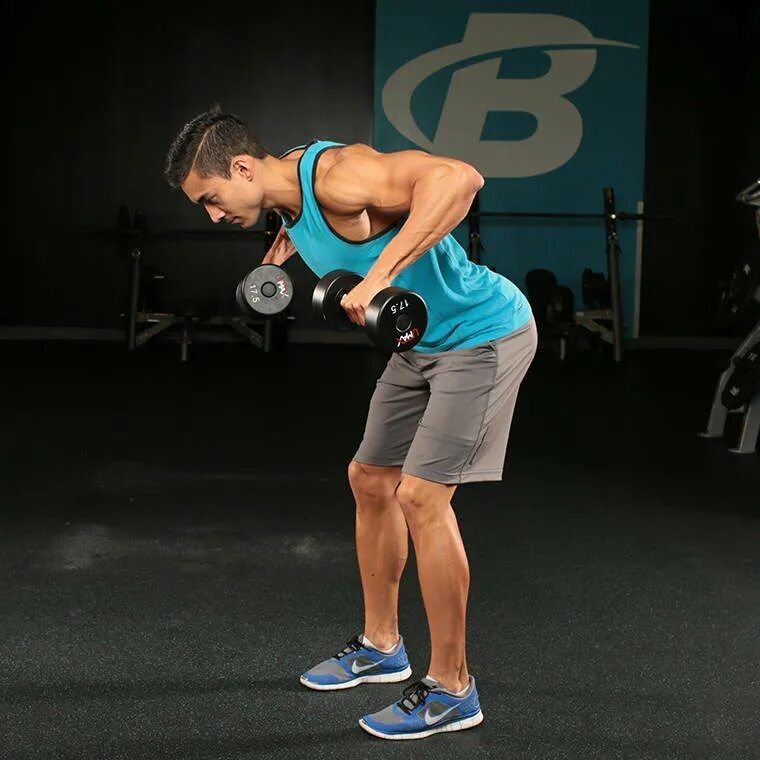 2. Тяга гантели к поясу в наклоне одной рукой. Тяга гантелей в наклоне к поясу. Тяга двумя руками в наклоне. Тяга в наклоне с гантелями.