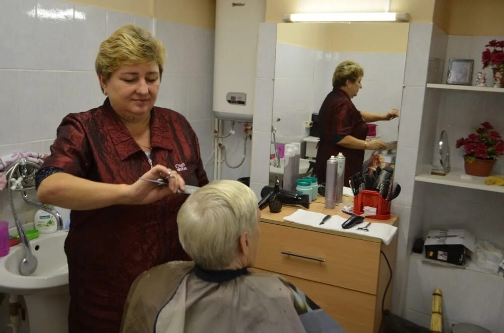 Как подстричь бабушку. Социальная парикмахерская. Социальная парикмахерская для пенсионеров. Тетка парикмахер. Тетка в парикмахерской.