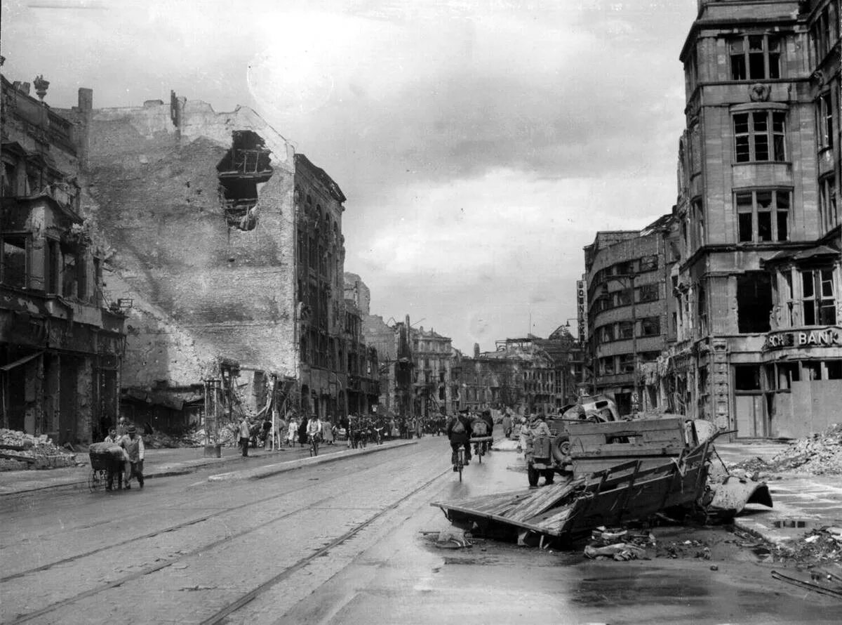 Немецкие города после войны. Берлин после войны 1945. Берлинские улицы в 1945. Германия Берлин 1941.