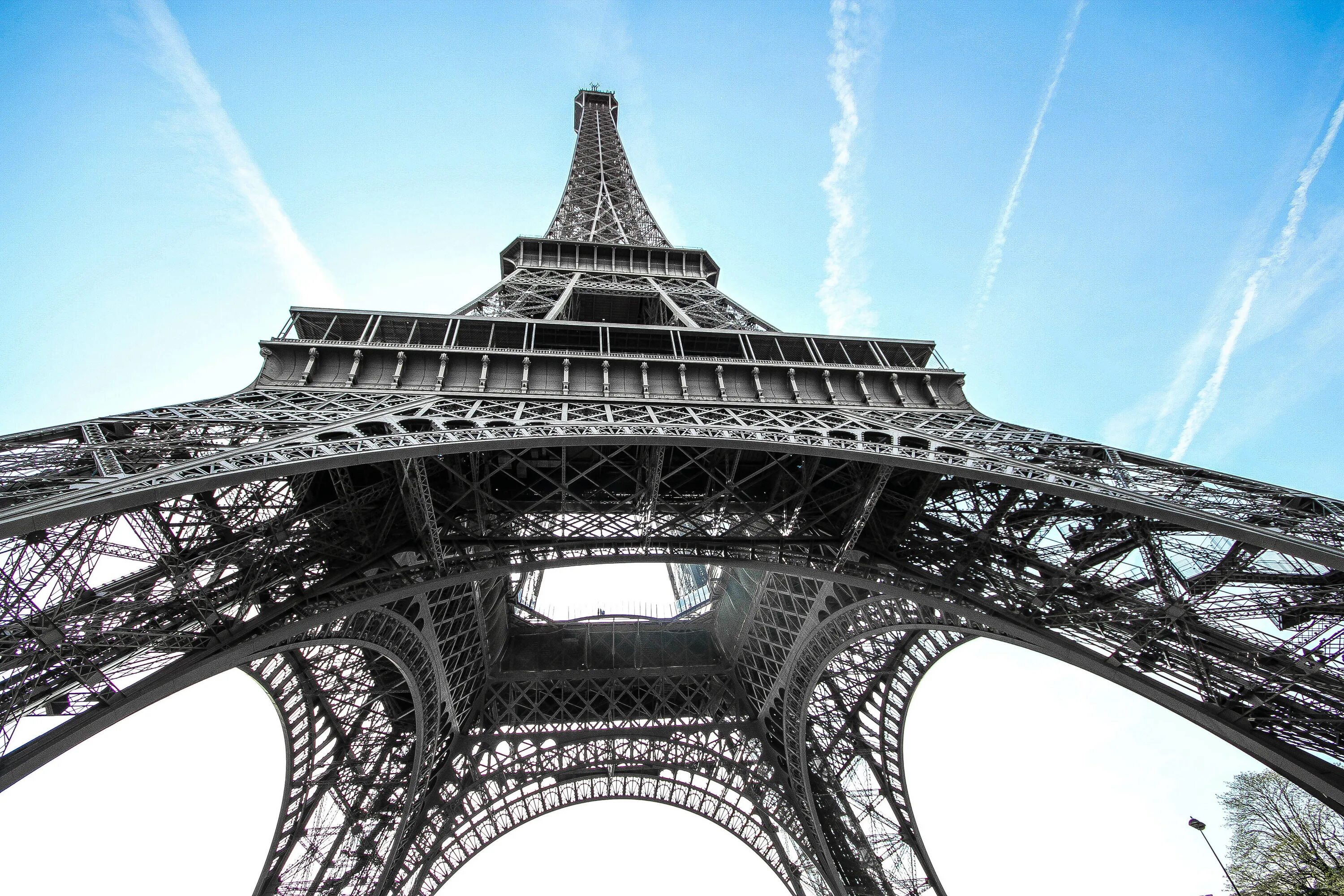 Построенная в 1889 году. Высота эльфовой башни. Архитектура эльфовой башни. Эйфелева башня в Париже. Высота эфельная башня.
