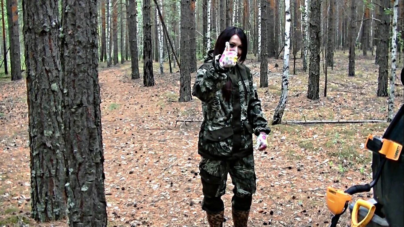 девушка с металлоискателем. карта клада. девчонки с металлоискателем. клады с дашей. находки кладоискателей.