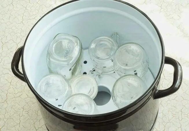 Kilner кастрюля для варенья. Простерилизовать крышки для консервации. Штука которая делает кипяток. Стерилизация консервации в кастрюле с водой. Стерилизация крышек в кипятке.