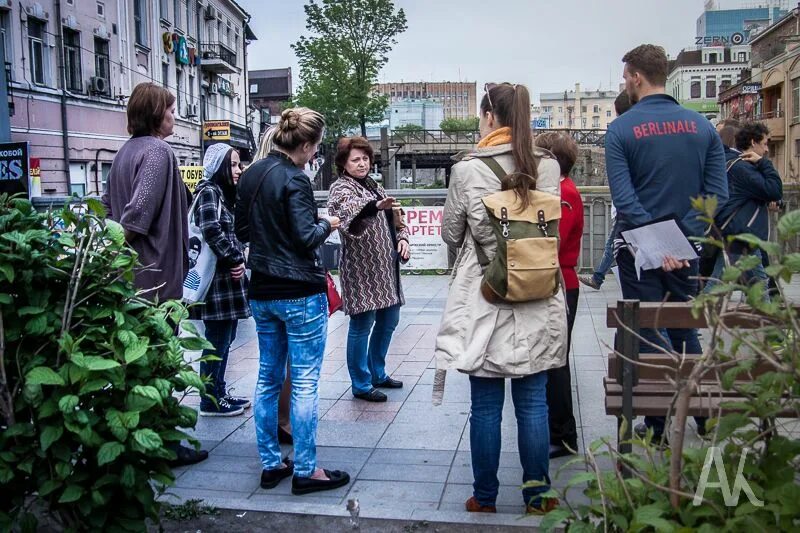 За кого фальшивые гиды приняли марианну. Экскурсовод владивосток. много людей в здание экскурсовод. индивидуальный гид по владивостоку. да гиды.