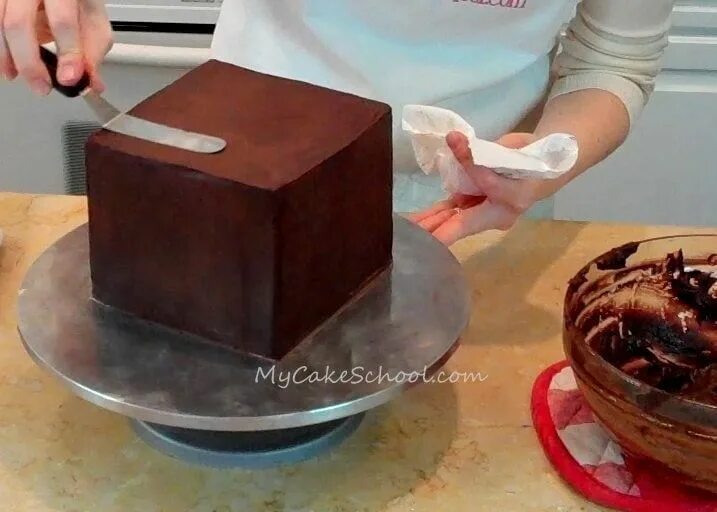 Почему трескается торт. Покрытие торта ганашем. Ганаш для выравния торта. Выравнивание шоколадным ганашем. Выровнять квадратный торт.