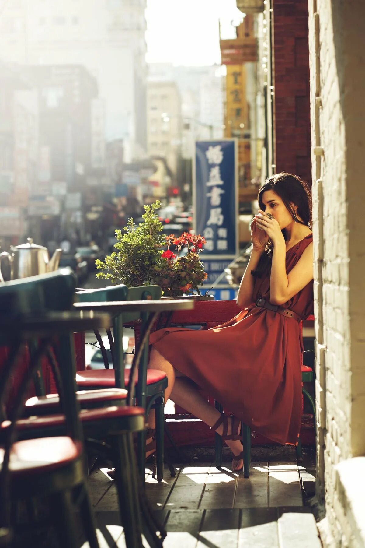 Утро брюнетки. Девушка сидит в кафе. Девушка пьет кофе. Красивая девушка в кафе. Фотосессия в городском стиле.