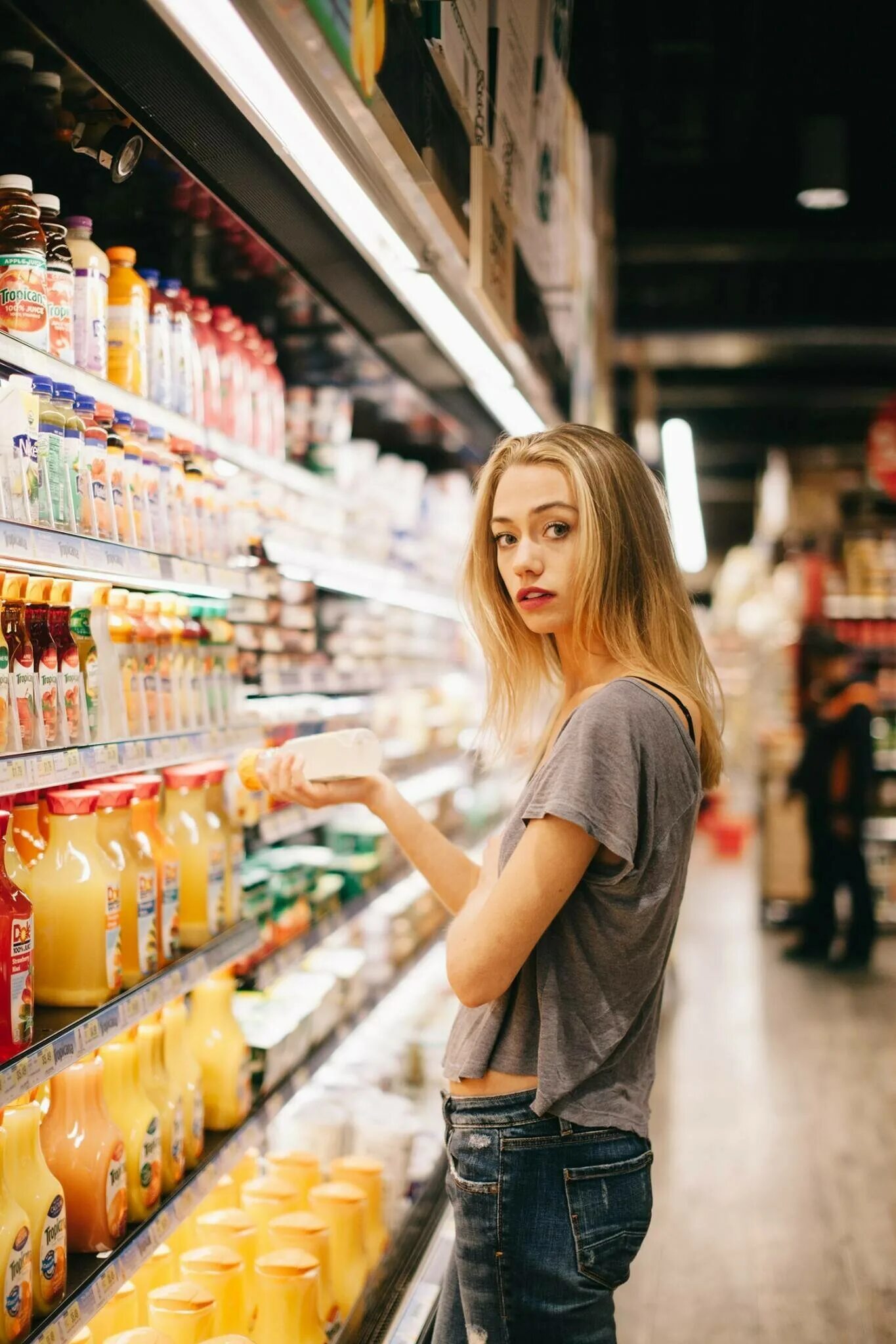 Торговое оборудование для продуктового магазина. Фотографирование товара в магазине. Фотографирует товар в магазине. Овощи на прилавке. Сделать фотографии магазин.