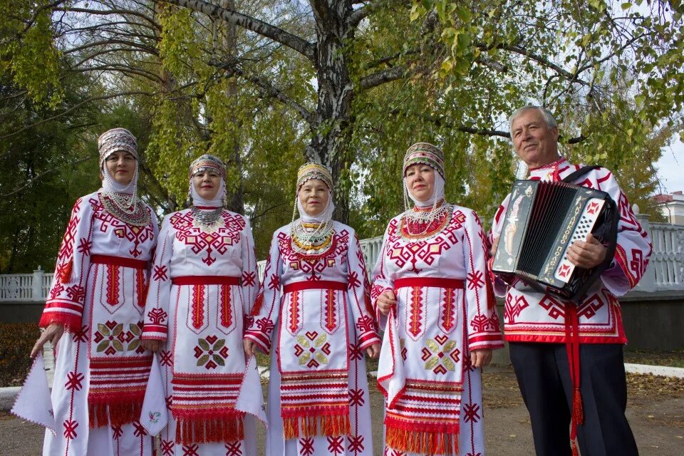 В чувашской республике живут. Национальные костюмы народов чуваши. Чуваши наряд Чувашии национальный. Нация ЧУВАШКА. Чувашский этнос.