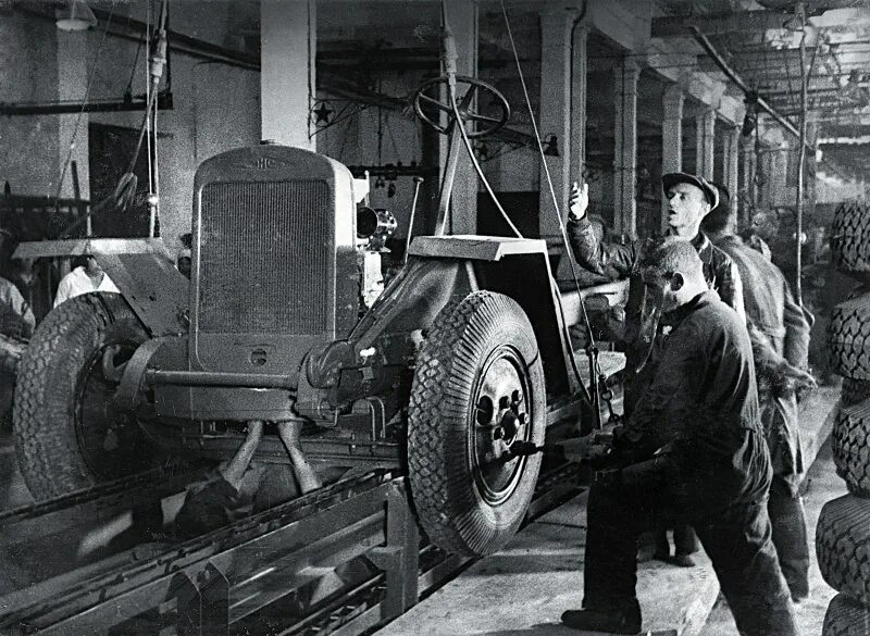 Завод ЗИС В годы ВОВ 1941-1945. Уральский автомобильный завод 1942. Завод имени Сталина ЗИС. ЗИС завод 1930 год. Восстановление промышленности ссср