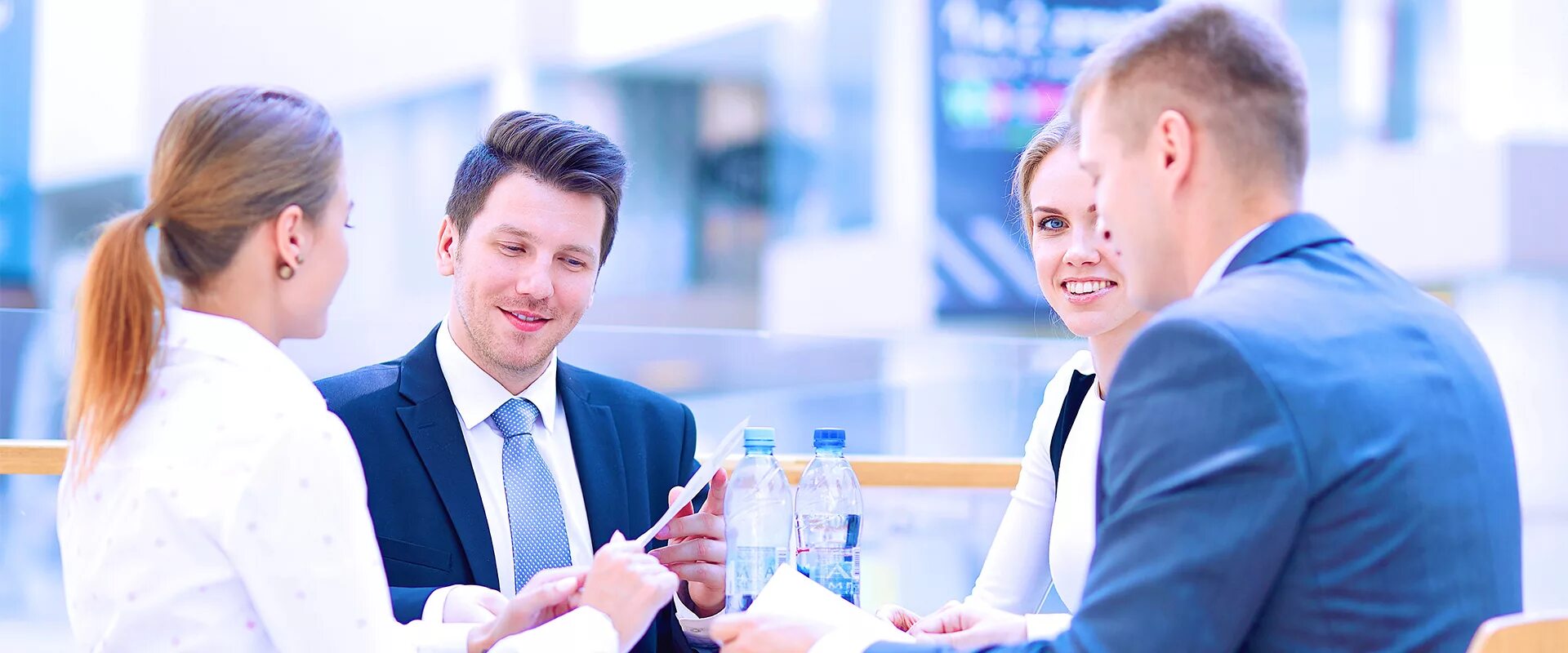 успешный бизнесмен в офисе. бизнесмен выбор. бизнесмены переговоры. деловое приветствие. серьезный бизнесмен.