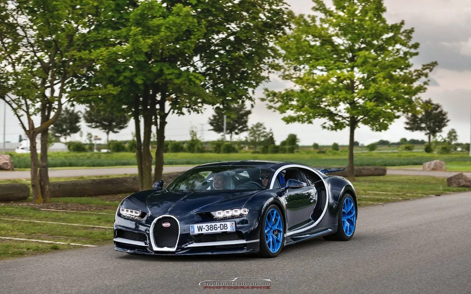Bugatti chiron longtail. Широн текст. Бугатти широн капот. Бугатти чирон. Значок бугатти чирон.