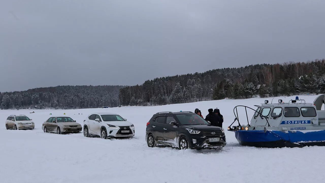 Можно на машине на лед. Красноярское море переправа. Автомобиль на льду. Лед Красноярского моря. Машина во льду.