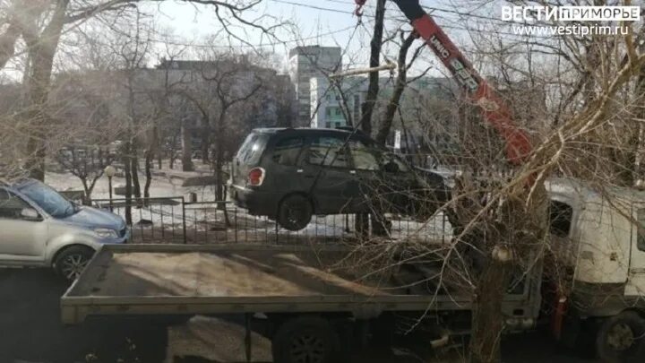 Арест площадка. Арест площадка Переяславка. Машину грузят на арест площадку на Бородинской во Владивостоке.