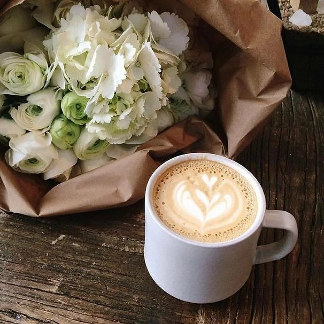 Нежное романтическое утро. Чашка латте Tyrell. Кофе и цветы. Красивый кофе. Чашка кофе и цветы.