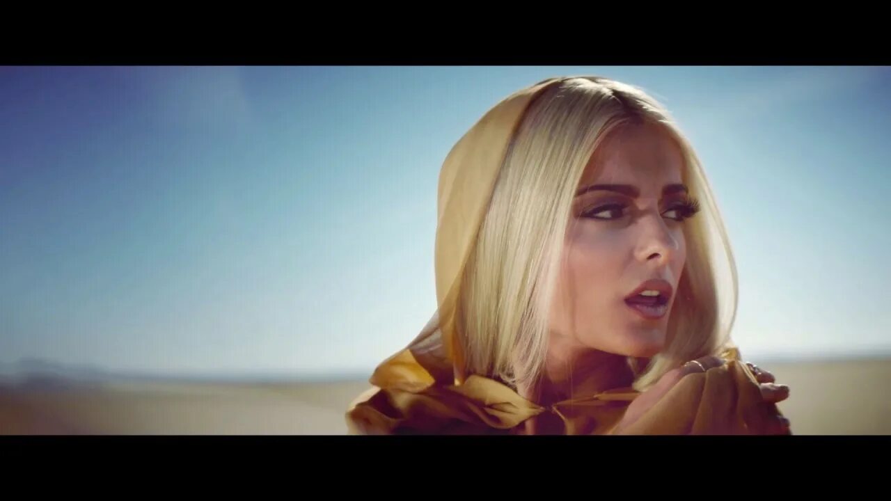 Песня светлые волосы. Певица поющая в пустыне. Bebe Rexha клипы. Bebe Rexha i got you клип. Bebe Rexha клип пустыня.