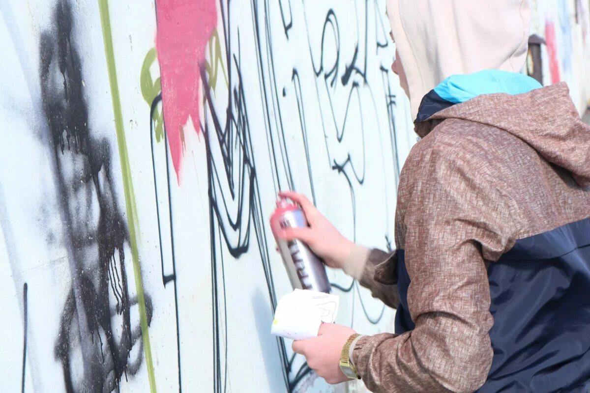Наказание за граффити. Формы вандализма. Незаконное нанесение граффити. Граффити на стенах домов надписи. Ответственность за хулиганство.