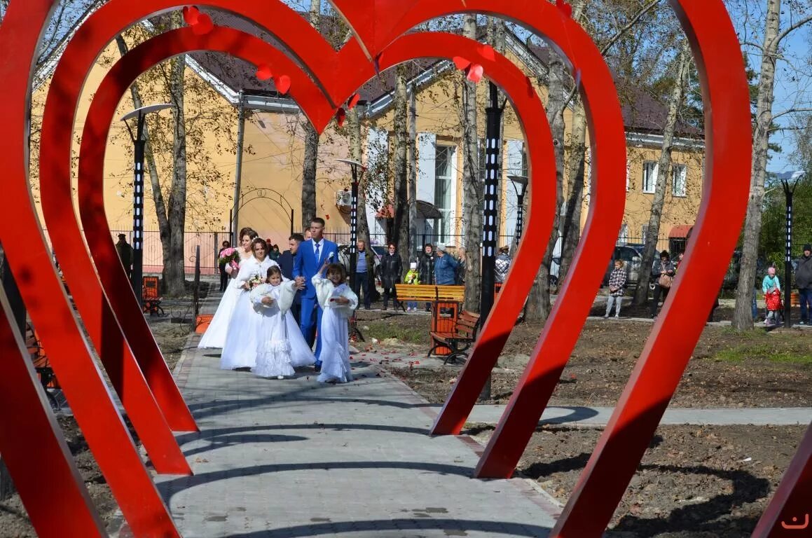 День белогорска амурской. Белогорск Амурская область парк. Городской парк Белогорск Амурская область. Сквер молодежный Белогорск. ЗАГС Белогорск Амурской области.