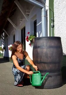 В саду стояла бочка для полива