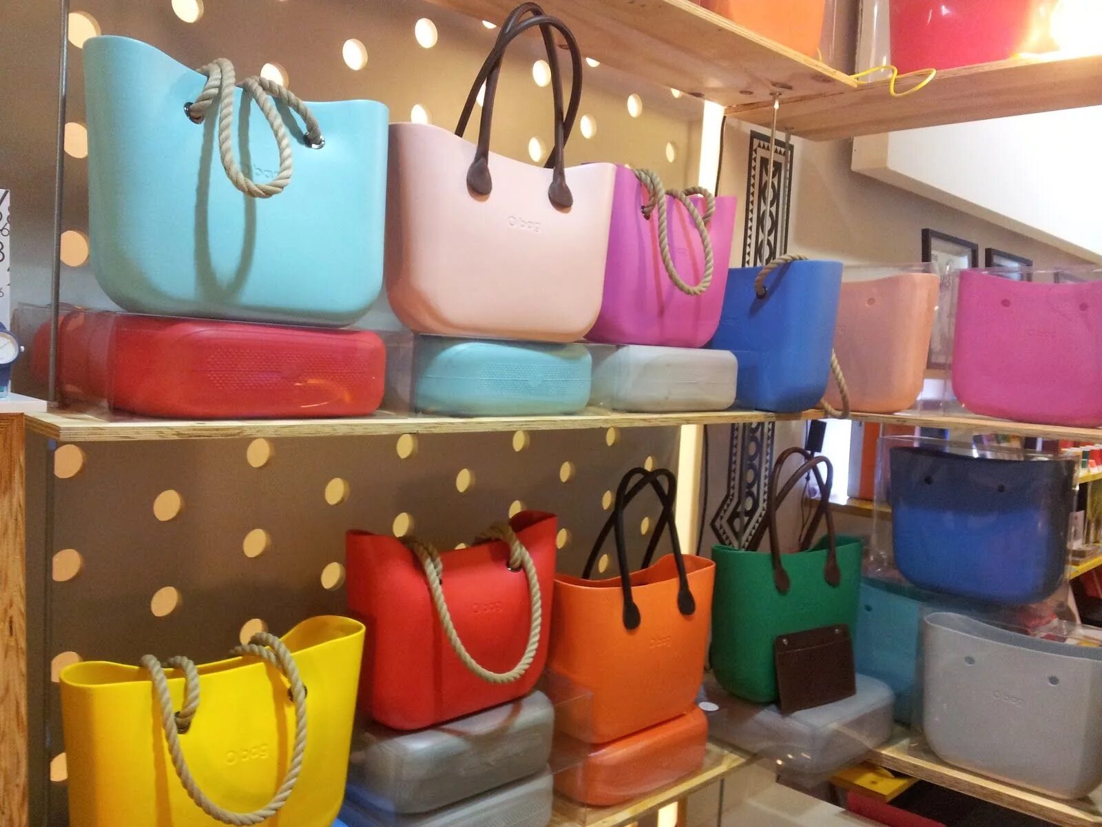 Витрина магазина сумок. Витрина для сумок. Интерьер магазина сумок. Сумка мага. My bags shop