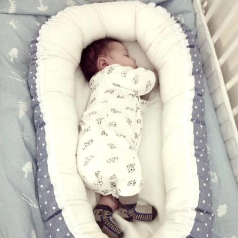 Ребенок спит в коконе. Малыш в люльке. Гнездо для малыша. Можно спать ребенку в коконе ночью. Можно спать ребенку в коконе ночью.