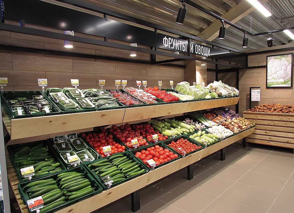 Магазин 25 овощи. Магазин овощи фрукты. Овощной магазин. Выкладка овощей и фруктов в магазине. Овощной отдел в супермаркете.