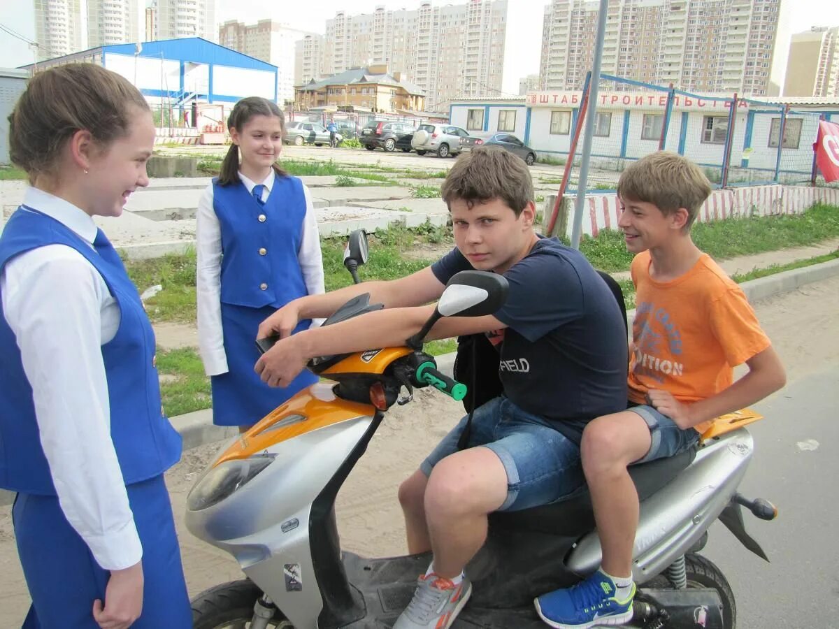 Подросток на мопеде. Школьники на скутере. Школьник на мопеде. Подросток на скутере. Скутер прошел