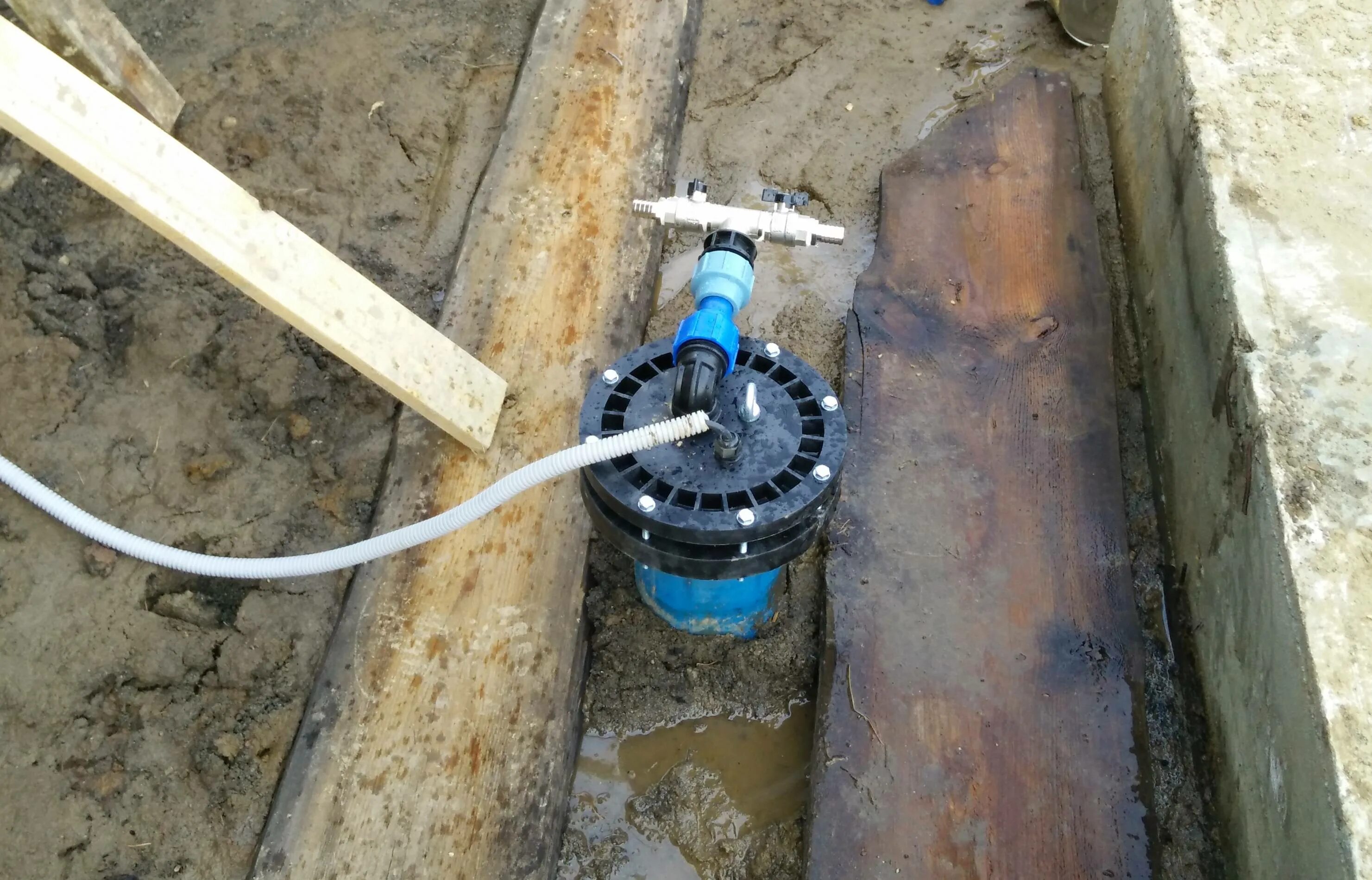 Монтаж насоса в скважину. Водопровод от скважины. Скважина на воду на участке. Монтаж муфты на погружной трехфазный насос для скважины. Крепление погружного насоса в колодце.