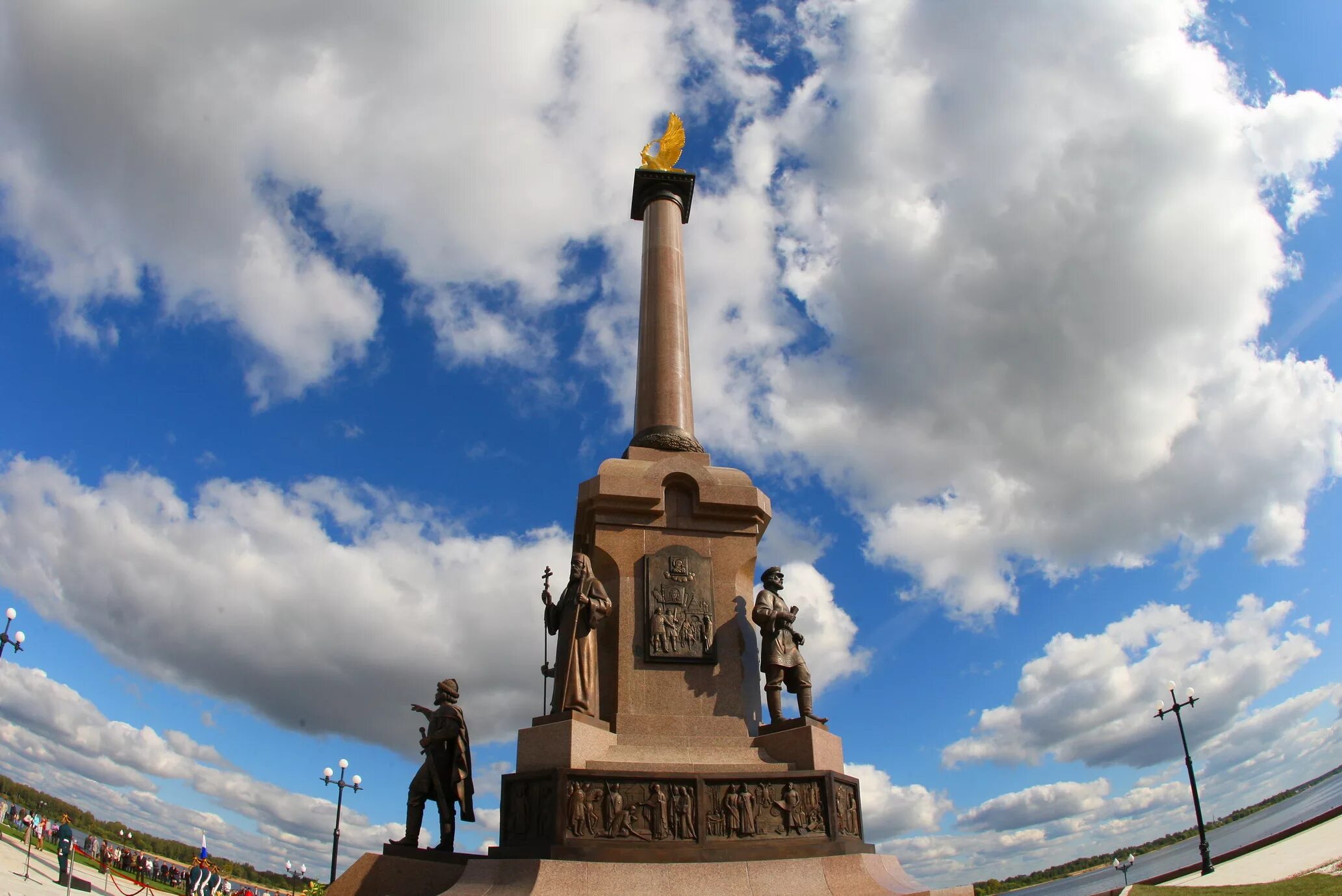 Какие памятники есть в ярославле. Ярославль памятник 1000-летия Ярославля. Памятник тысячелетию Ярославля. Памятник 1000 стрелка Ярославль.