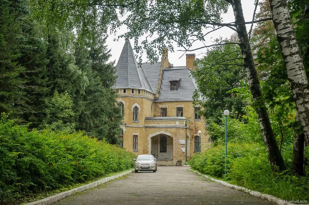 Замки подмосковья. Усадьба Успенское Одинцовский район. Замок усадьбы Успенское. Усадьба Морозова Успенское. Усадьба Саввы Морозова в Подмосковье Успенское.