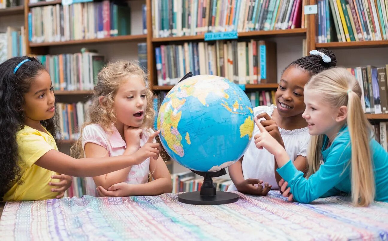 Школа познания. Глобус для детей. Дети изучают иностранный язык. Мир для детей. Глобус дети школа.
