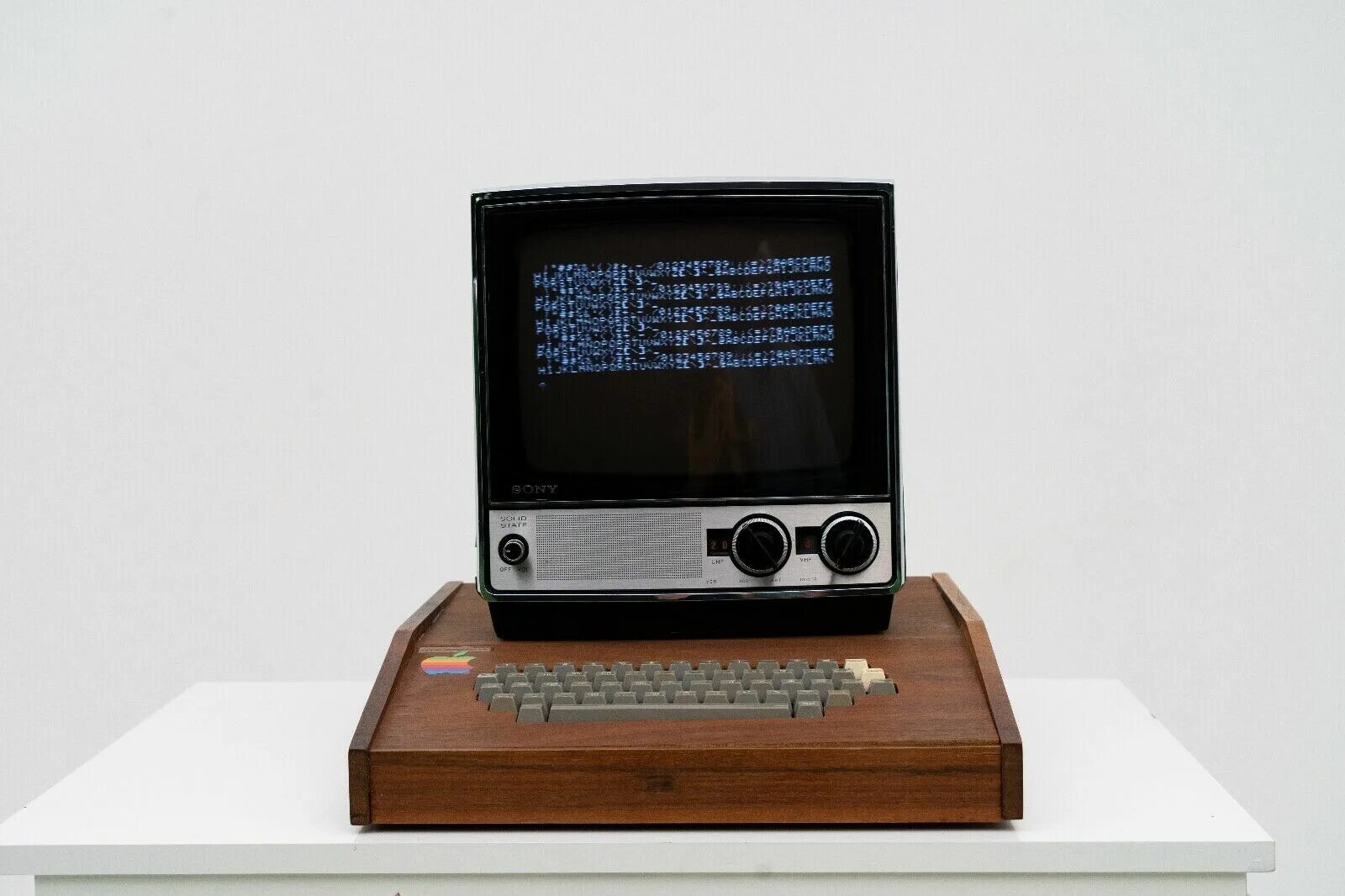 Что делал первый компьютер. Компьютер Эппл 1976. Стив Джобс 1976 Apple 1. Самый первый компьютер Эппл 1976. Стив Джобс первый компьютер Эппл 2.