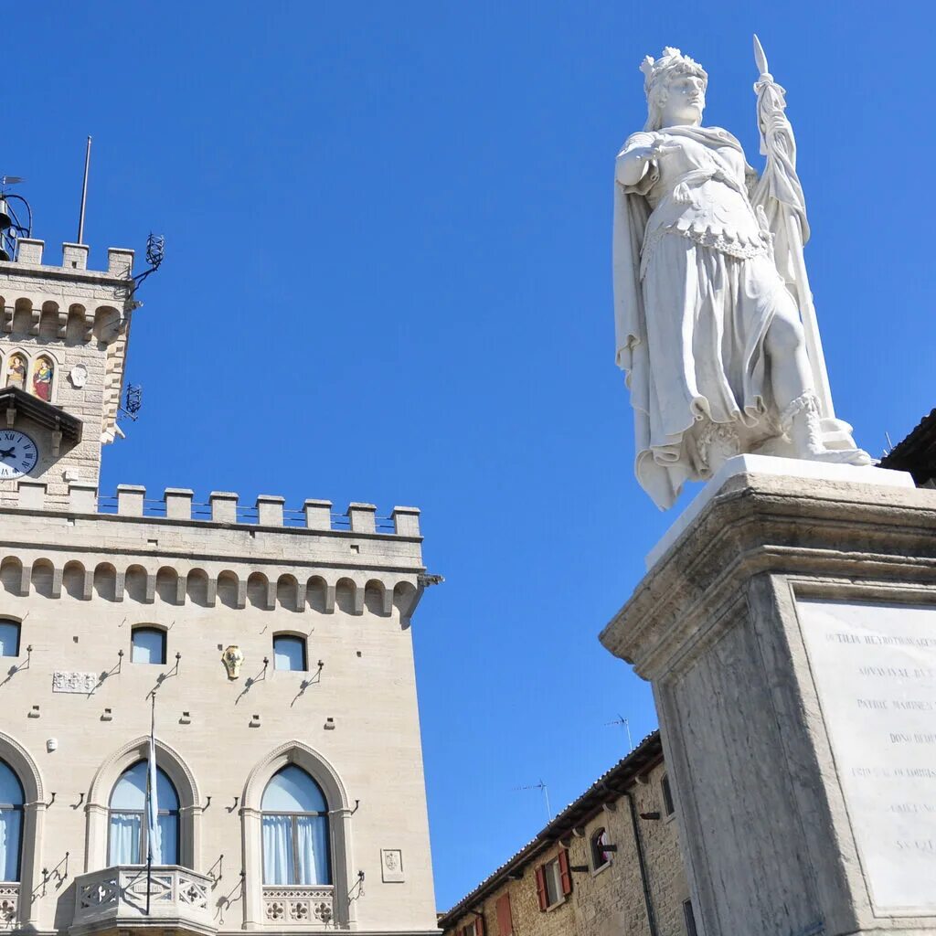 Площадь сан марино. Правительственный дворец Сан Марино. Сан Марино архитектура. Сан Марино площадь. Парламент Сан Марино.