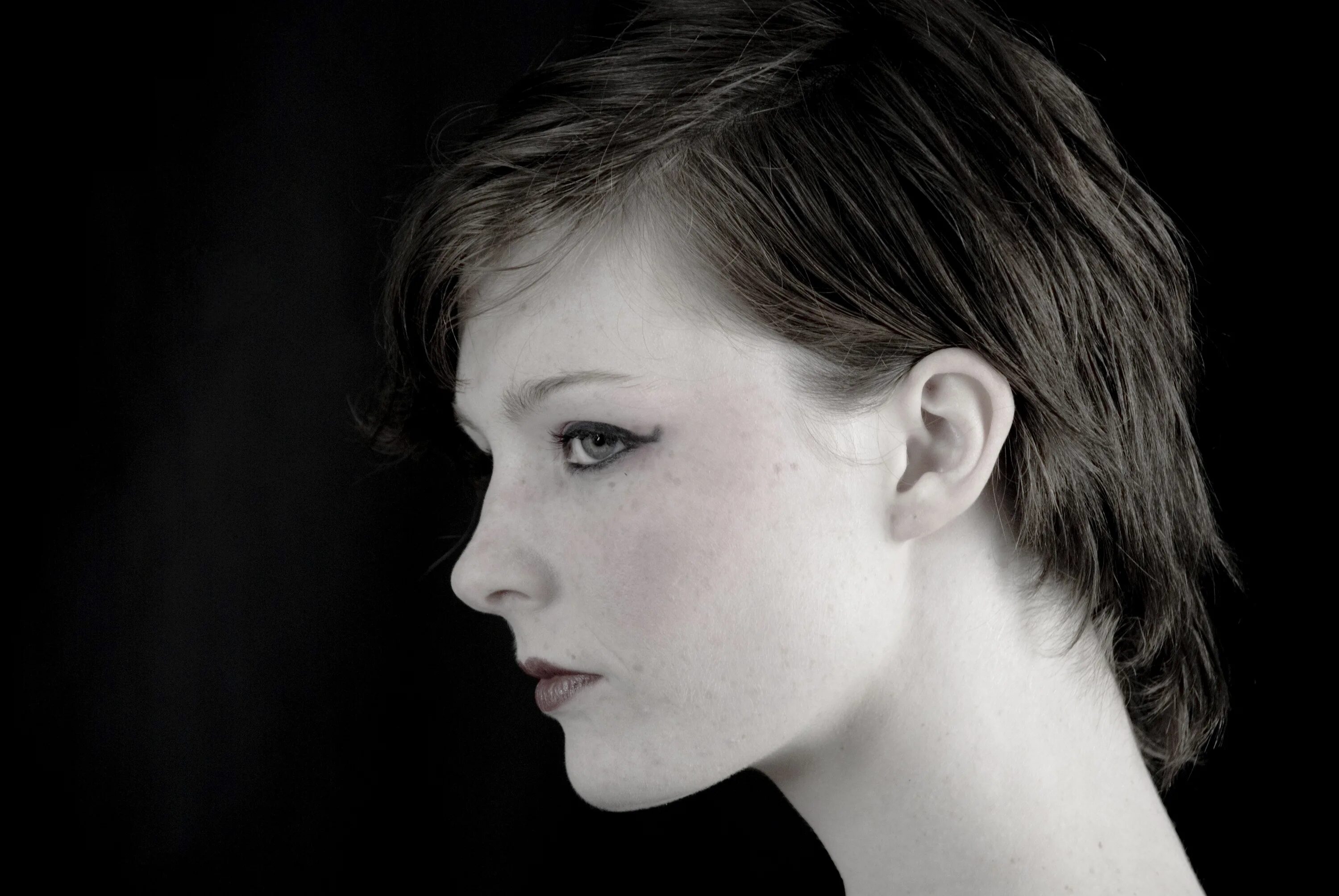 Даутцен крез в профиль. Девушка в профиль. Женщина в профиль. Модель в профиль. Профиль лица.