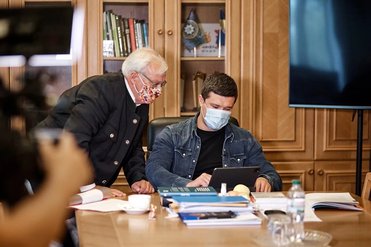 вице спикер гордеев. интервью сми. мэд пачос журналист. репортер берет интервью. мы беседовали с корреспондентом с большим опытом.