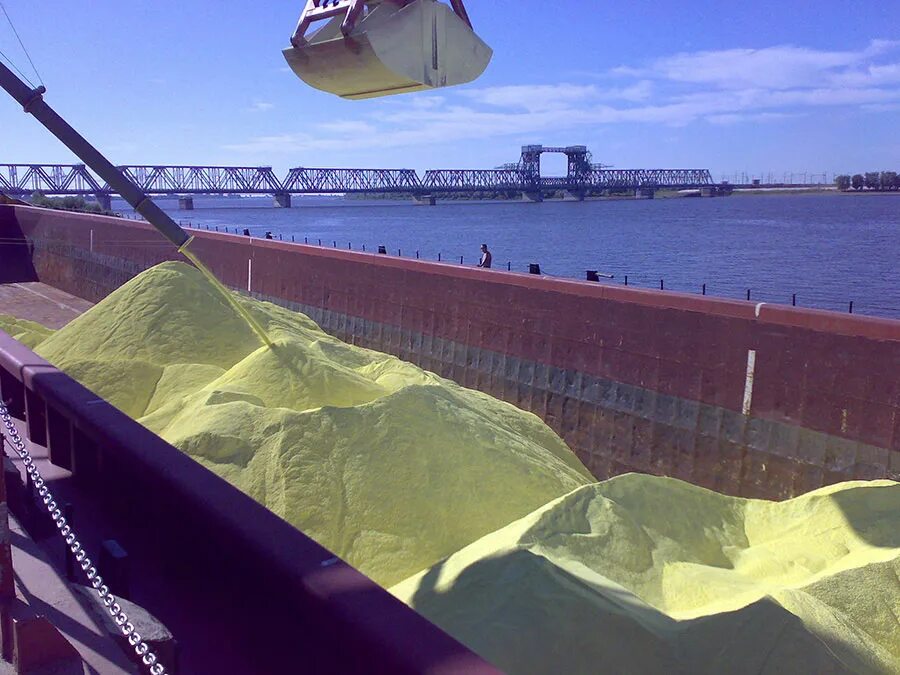 Сера экспорт. Сера комовая навалом. Перевалка серы. Склад Комовой серы. Погрузка серы в порту.