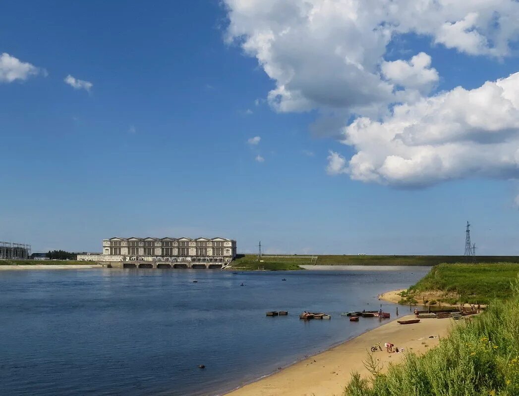 Рыбинский википедия. Рыбинская ГЭС Рыбинск. Рыбинская ГЭС плотина. Рыбинское водохранилище ГЭС. Дамба Рыбинского водохранилища.